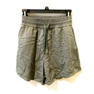 Lululemon Feeling Femme Short 5.5” • size 4